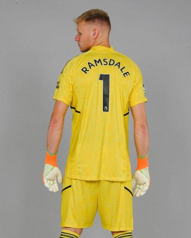 乐鱼体育下载-【早报】切尔西正考虑压哨签C罗！