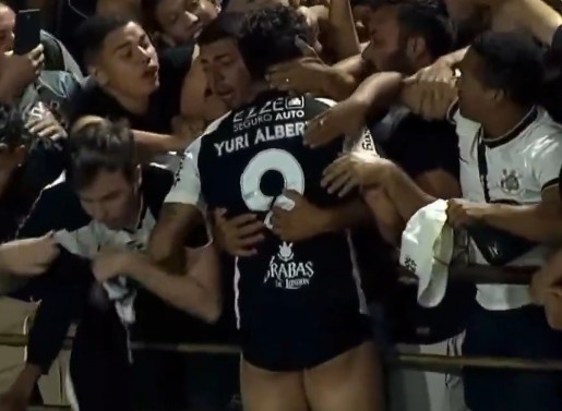 乐鱼体育登陆网页-尴尬又无奈！科林蒂安球员打进绝杀球激情庆祝，球裤被球迷扯掉