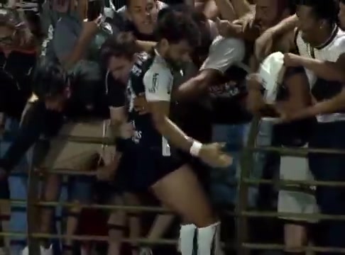 乐鱼体育登陆网页-尴尬又无奈！科林蒂安球员打进绝杀球激情庆祝，球裤被球迷扯掉